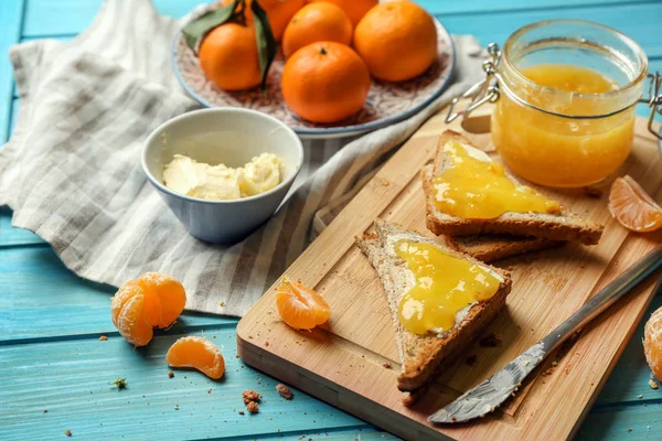 Brood Met Boter Smakelijke Tangerine Jam Houten Tafel — Stockfoto