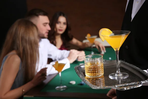 Camarero Con Bebidas Alcohólicas Casino —  Fotos de Stock