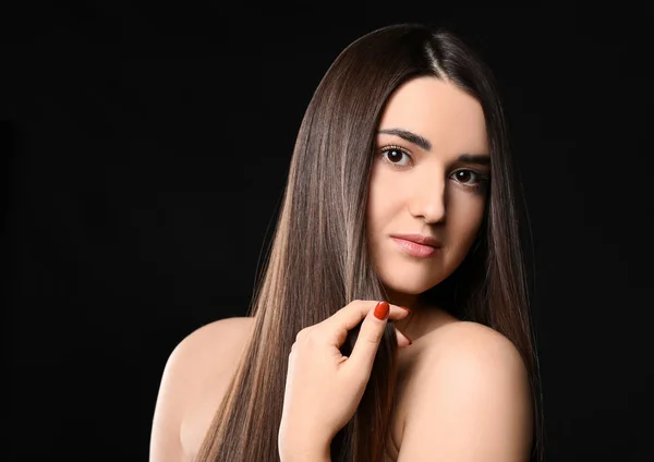 Portrait Young Woman Beautiful Straight Hair Dark Background — Stock Photo, Image