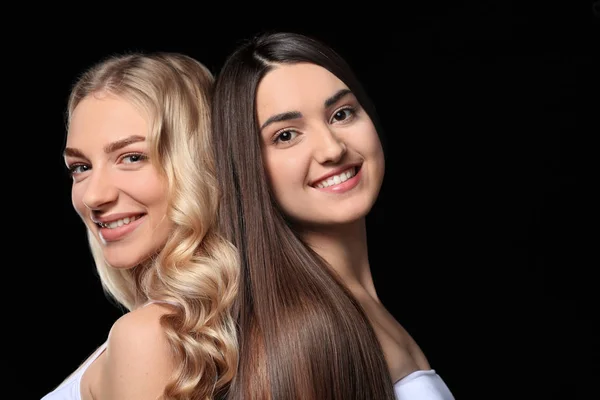 Jonge Vrouwen Met Mooie Haren Donkere Achtergrond — Stockfoto