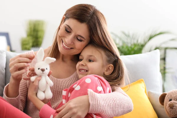 Portrait Happy Mother Daughter Home — Stock Photo, Image