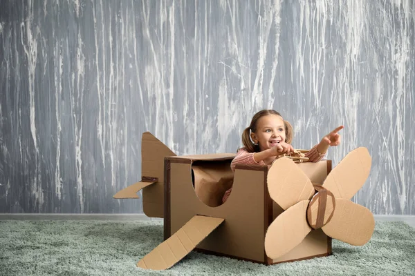 Little Girl Playing Cardboard Airplane Room — Stock Photo, Image