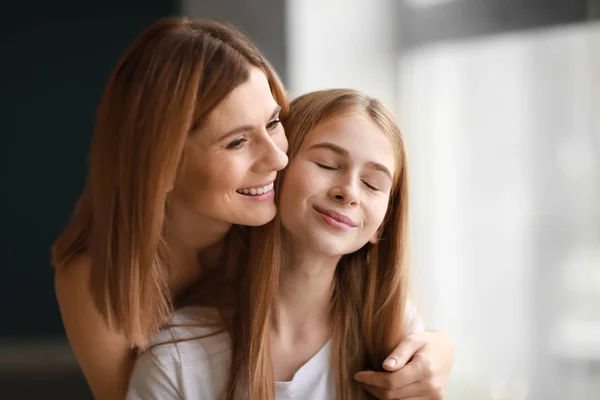 Portrait Happy Mother Daughter Window — Stock Photo, Image