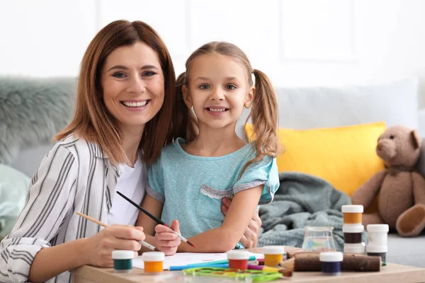 Glückliche Mutter Mit Tochter Beim Malen Hause — Stockfoto