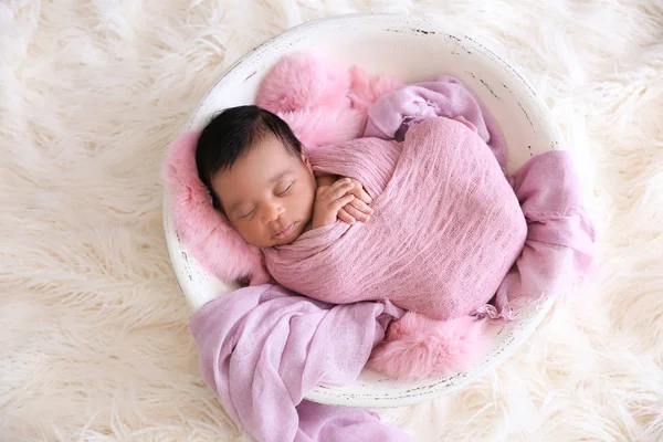 Hafif tüylü arka plan üzerinde şirin Afrikalı-Amerikalı bebek