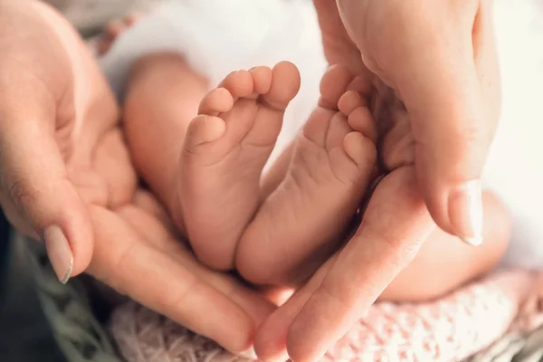 Las Manos Madre Sosteniendo Pequeños Pies Bebé Primer Plano —  Fotos de Stock