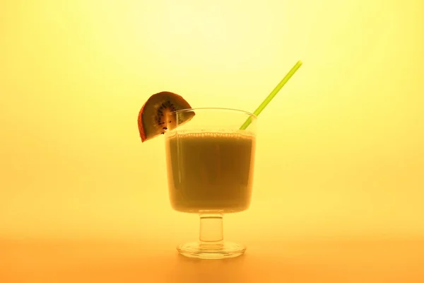 Copo Saboroso Kiwi Milkshake Fundo Cor — Fotografia de Stock