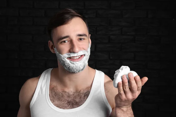 Bell Uomo Con Schiuma Barba Sul Viso Sullo Sfondo Scuro — Foto Stock