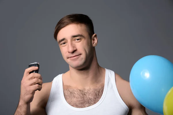 Bonito Homem Com Barbeador Elétrico Balões Fundo Cinza — Fotografia de Stock