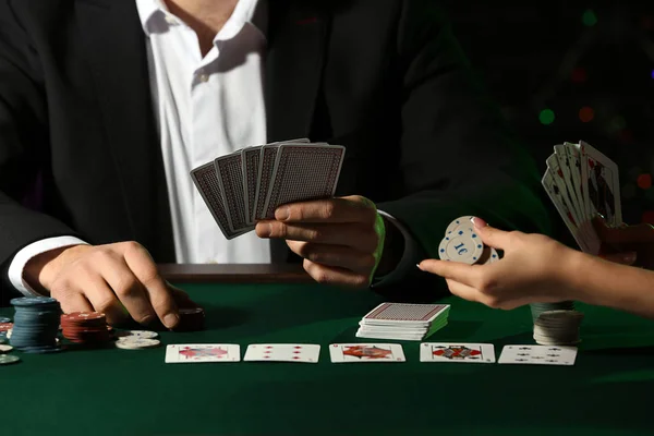 カジノのテーブルにいるプレーヤー — ストック写真