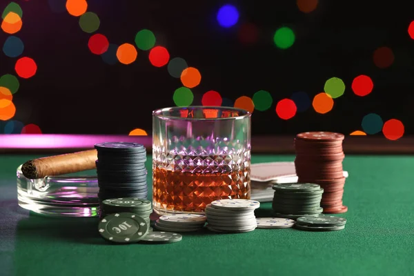 Chips Whiskey Und Zigarre Auf Dem Tisch Casino — Stockfoto