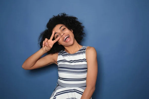 Portrait Young African American Woman Showing Victory Gesture Color Background — Stock Photo, Image