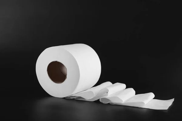 Koyu Arka Plan Üzerinde Rulo Tuvalet Kağıdı — Stok fotoğraf