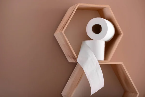 Rouleaux Papier Toilette Sur Étagère Sur Fond Couleur — Photo