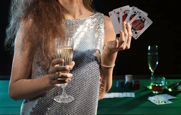 Kadeh Şampanya Casino Kart Olan Güzel Kadın — Stok fotoğraf