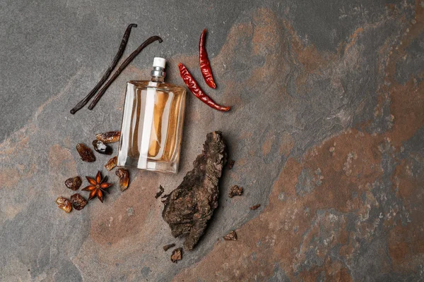 Parfüm Ile Vanilya Ayıklamak Grunge Arka Plan Üzerinde — Stok fotoğraf