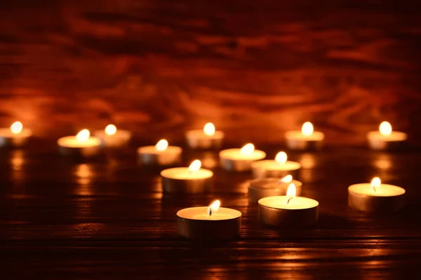 Viele Brennende Kerzen Auf Dem Tisch Der Dunkelheit — Stockfoto