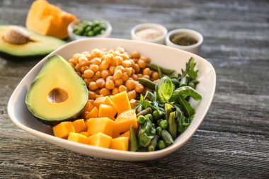 Nohut ve ahşap masa üzerinde taze sebze ile top. Diyet gıda