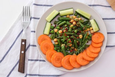 Ahşap masa, üstten görünüm üzerinde taze sebze salatası ile plaka. Diyet gıda