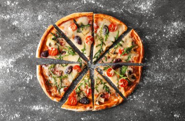 Gri arka planda lezzetli pizza.