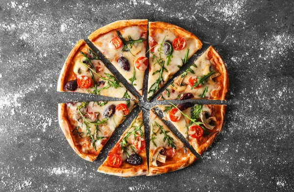 Gri arka planda lezzetli pizza.