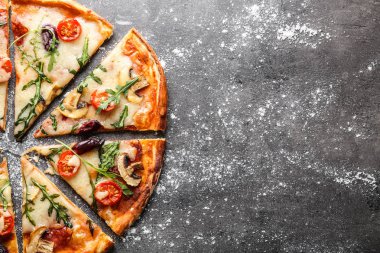 Gri arka planda lezzetli pizza.