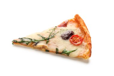 Beyaz arka planda bir dilim lezzetli pizza.