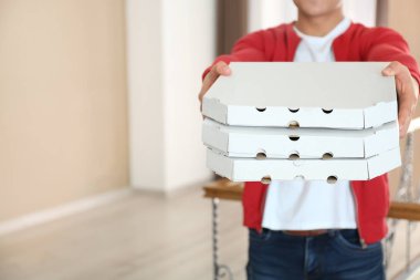 Genç adam pizza kutuları holding