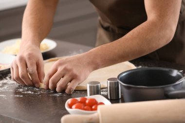 Genç adam masada pizza hamur hazırlama