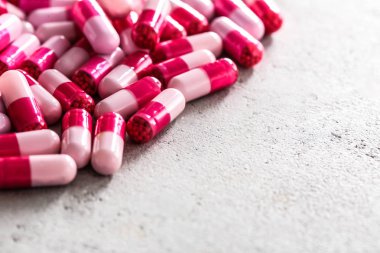 Dokulu arka plan üzerinde renkli hapları