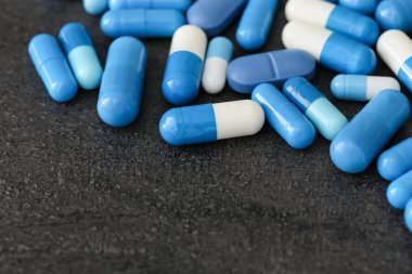 Gri arkaplanda renkli haplar