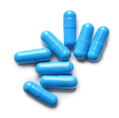 Beyaz arka planda renkli haplar