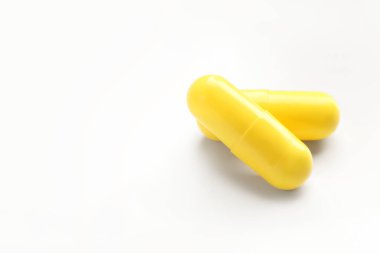 Beyaz arka planda renkli haplar