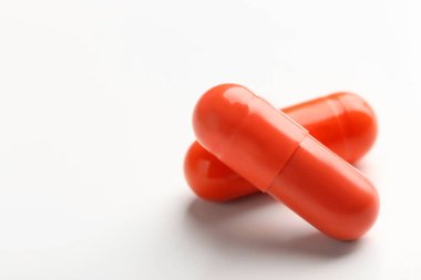 Beyaz arka planda renkli haplar