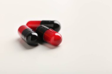 Beyaz arka planda renkli haplar