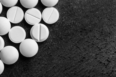 Gri dokulu arka plan üzerinde beyaz hap