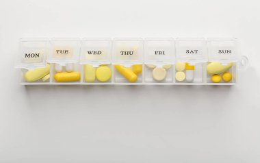 Beyaz arka plan üzerinde farklı haplarla Plastik Konteyner