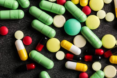 Gri arka planda farklı haplar