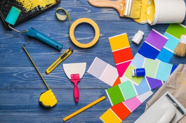 Parçalar ve aletler ahşap arka plan üzerinde profesyonel ressam