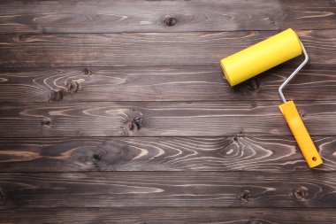 Ahşap arka plan üzerinde iç dekorasyon için boya silindiri