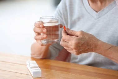 Yaşlı kadın alarak hap evde