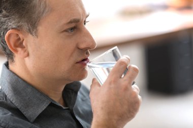 Olgun adam alarak hap evde