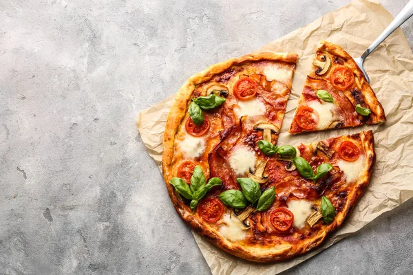 Heerlijke Pizza Grijze Achtergrond — Stockfoto