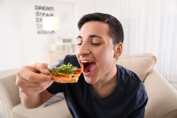 Joven Comiendo Sabrosa Pizza Casa — Foto de Stock