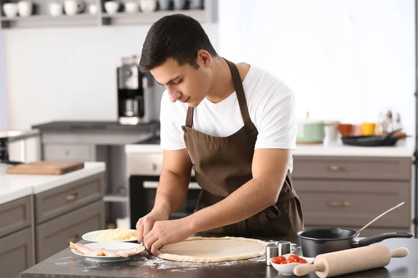 Mladý Muž Připravuje Těsto Pizzu Stolu — Stock fotografie