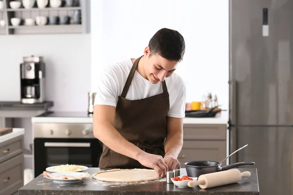 Mladý Muž Připravuje Těsto Pizzu Stolu — Stock fotografie