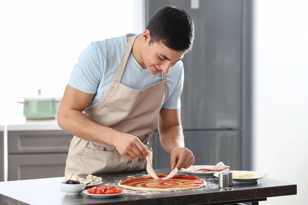 Mladý Muž Připravuje Chutné Pizza Stolu — Stock fotografie