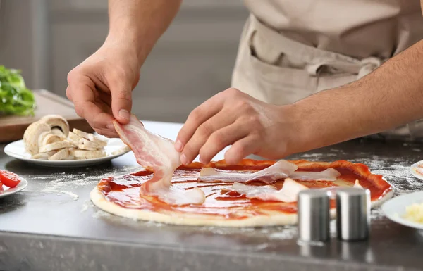 Ung Man Förbereder Läckra Pizza Tabell — Stockfoto