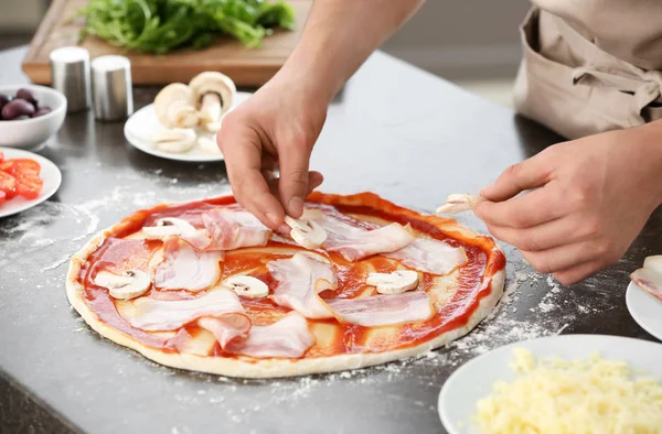 Giovane Uomo Che Prepara Gustosa Pizza Tavola — Foto Stock