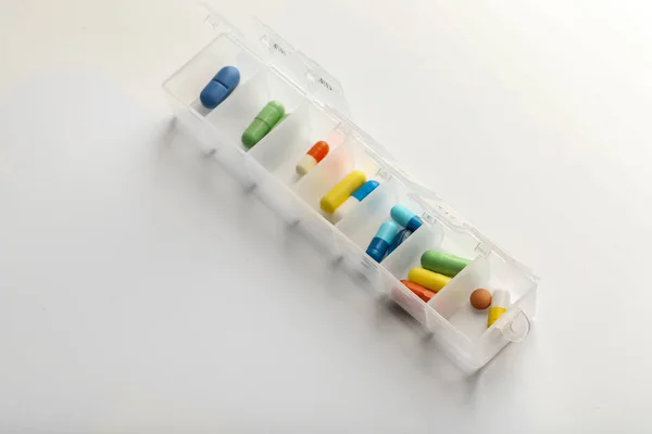 Recipiente Plástico Com Pílulas Diferentes Fundo Branco — Fotografia de Stock